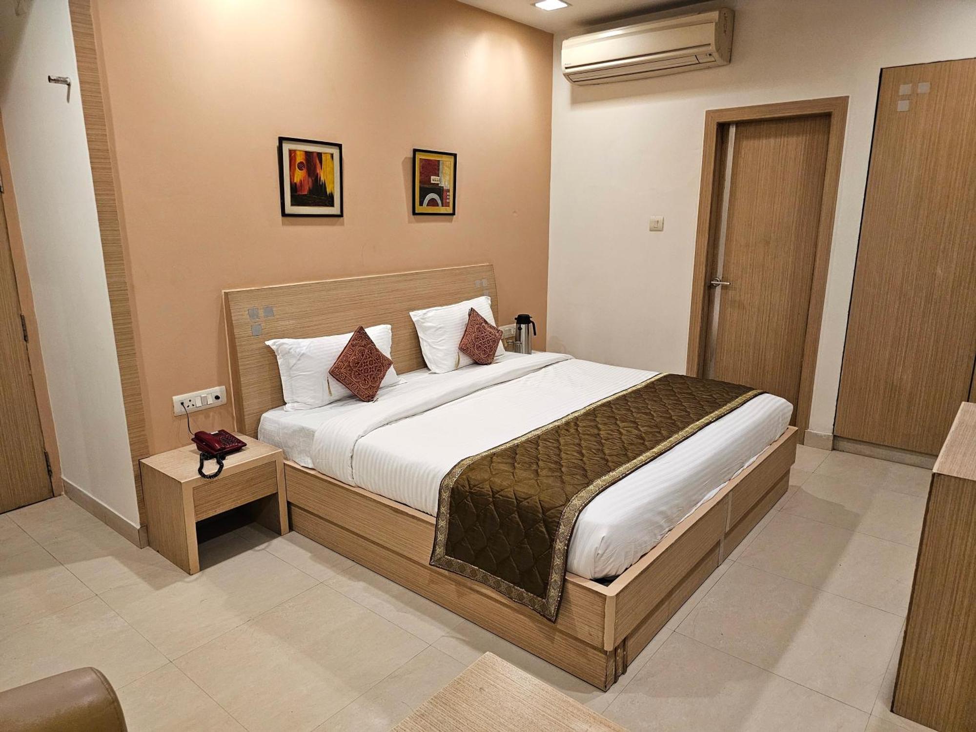 Hotel Crown Palace Prayagraj Exterior foto