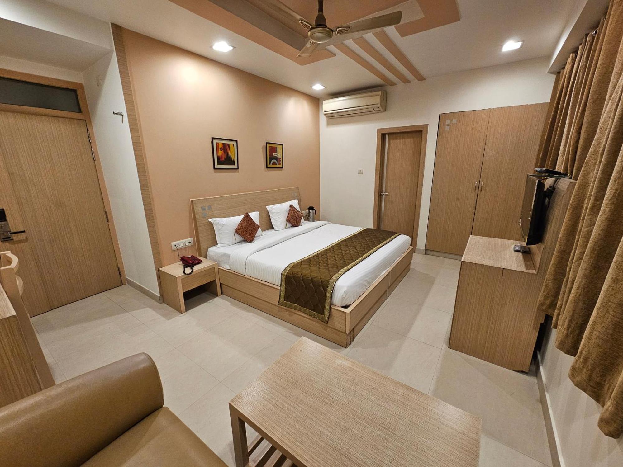 Hotel Crown Palace Prayagraj Exterior foto