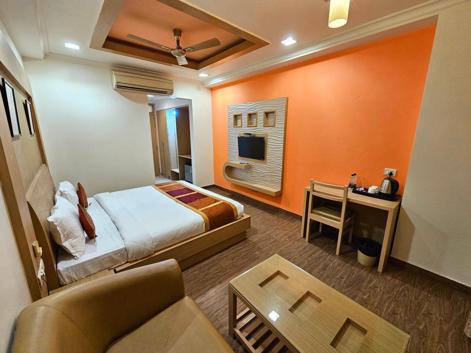 Hotel Crown Palace Prayagraj Exterior foto