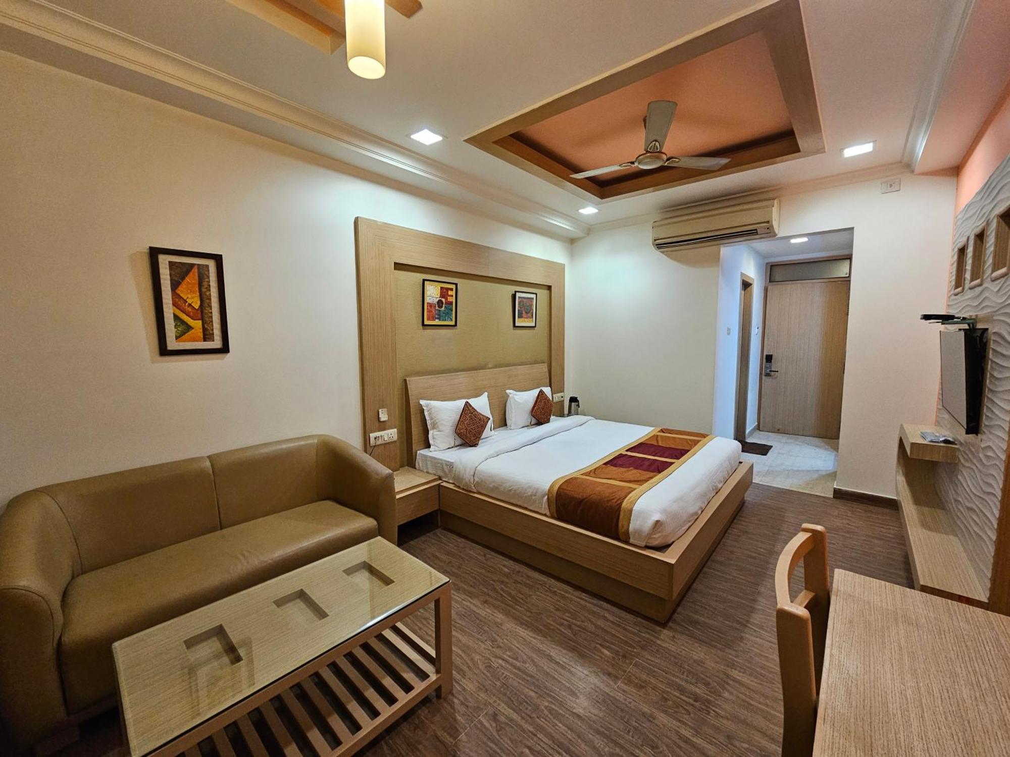 Hotel Crown Palace Prayagraj Exterior foto