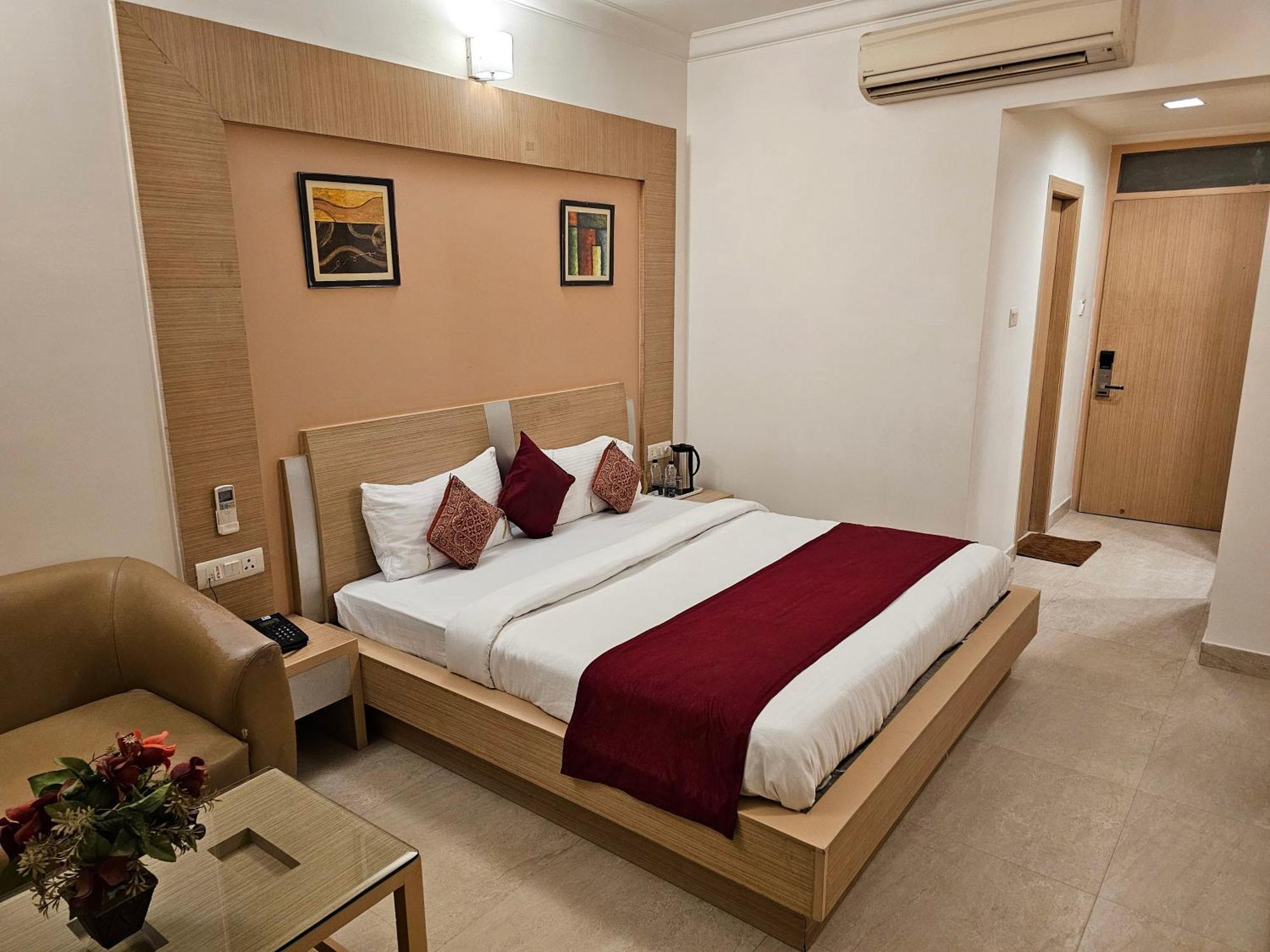 Hotel Crown Palace Prayagraj Exterior foto